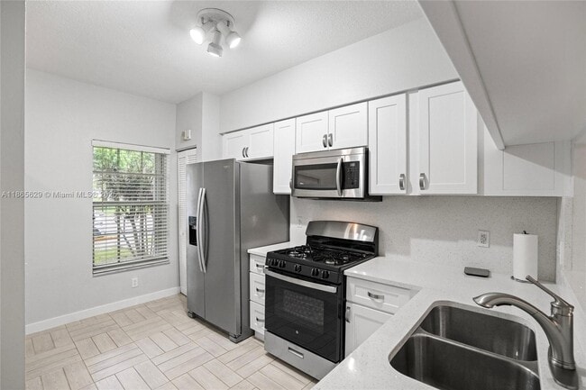 Building Photo - 8031 Sanibel Dr