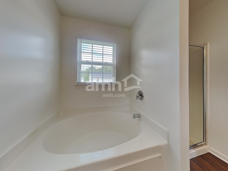 Building Photo - 4 Woodsong Ct