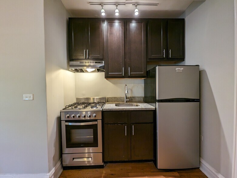 Building Photo - 4743 N Hermitage Ave
