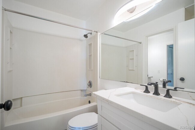 Building Photo - $2,900 / 2 BED / 1.5 BATH / 2 PARKING Condo in Ewa Gentry