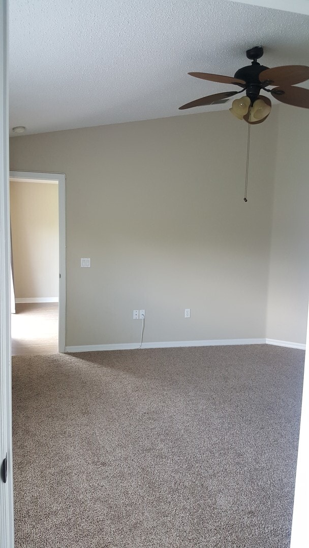 Building Photo - 3 bedroom 2 bath home