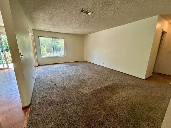Building Photo - Spacious 3-Bedroom Home in Southtown Vacav...