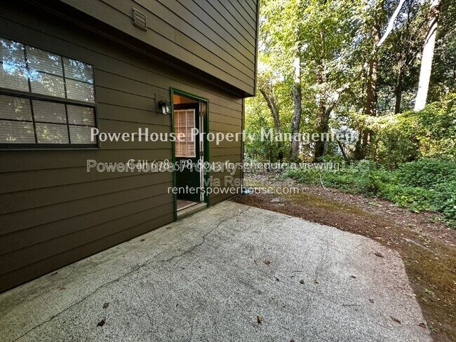 Building Photo - 504 Oakwood Ct