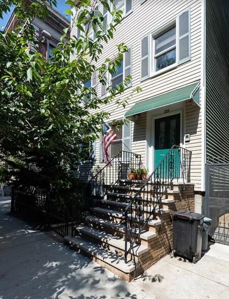 Primary Photo - 1036 Lorimer St