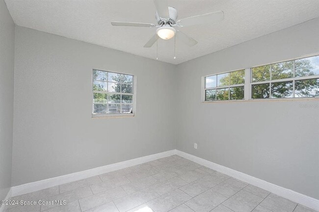 Building Photo - 1885 Golfview Dr
