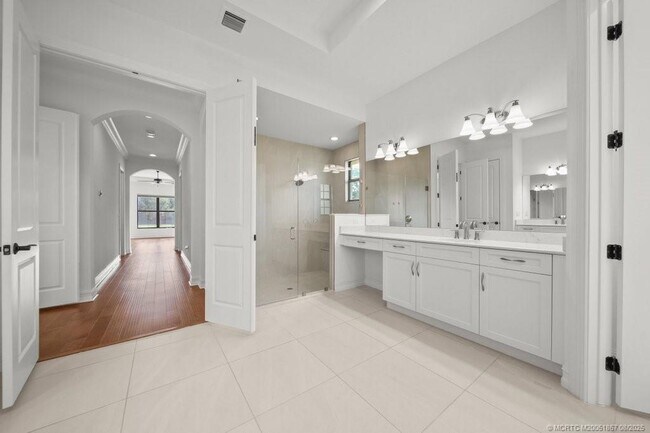 Building Photo - 5286 SW Pomegranate Way
