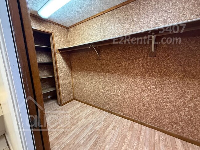 Building Photo - 6240 Bolling Dr