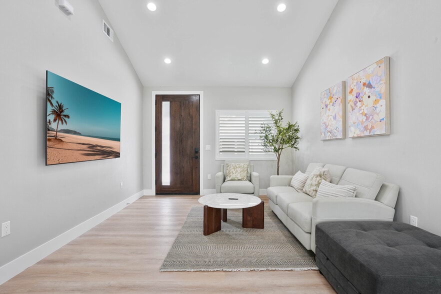 75" QLED TV - 1670 W Cerritos Ave