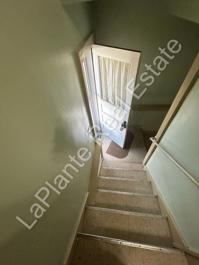 Building Photo - 1439 Vassar Dr