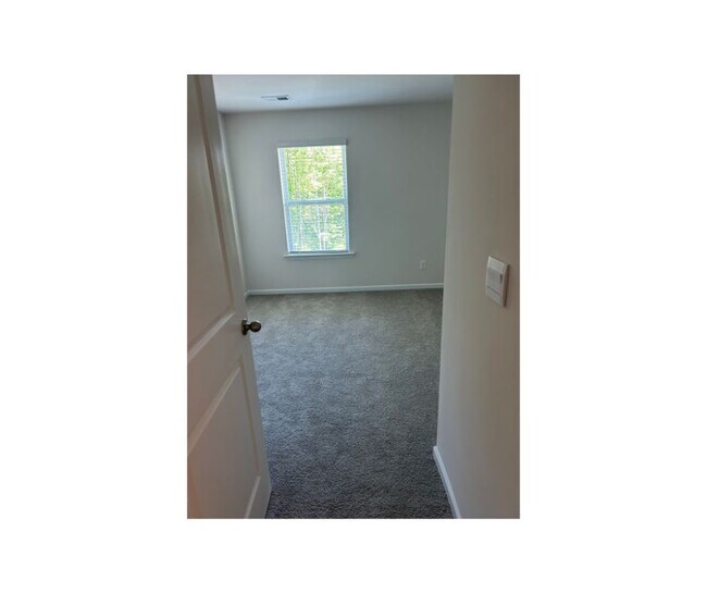 Building Photo - 1215 37th Ave Lane NE