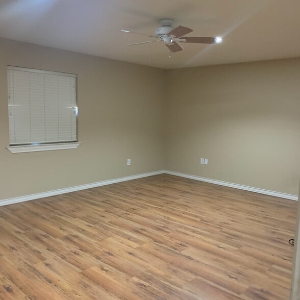 Building Photo - 917 N Hancock Ave