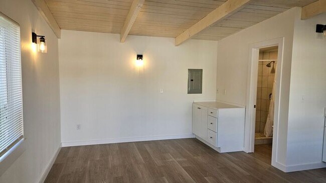 Building Photo - Tacoma/ Parkland Updated Studio