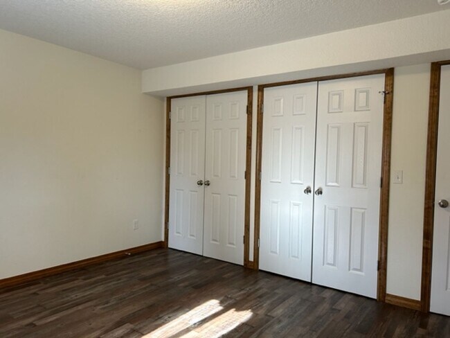 Building Photo - 601 Valley View