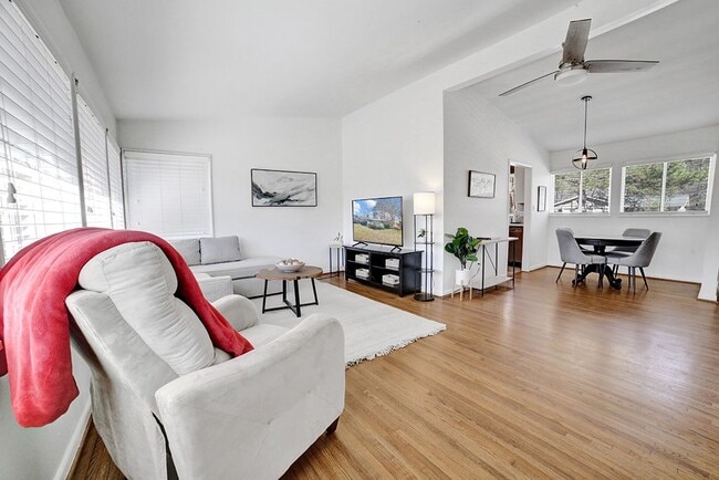 Building Photo - 204 Woodside Dr