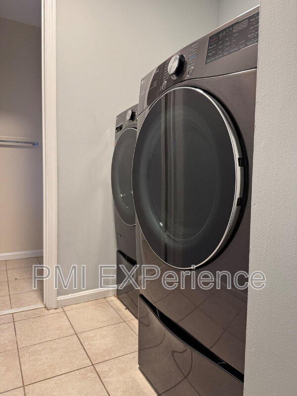 Building Photo - 13417 Queens Ln