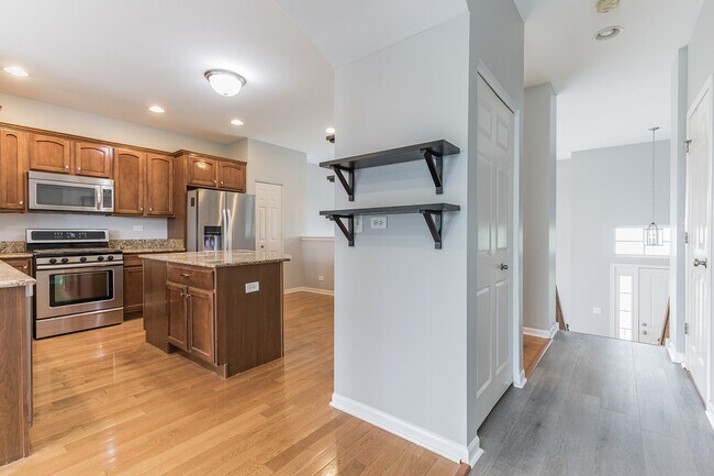 Building Photo - 660 Grosvenor Ln