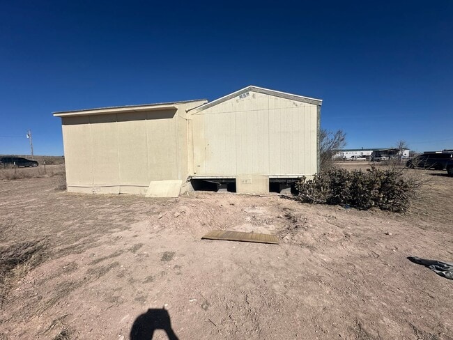 Building Photo - Horses Welcome to Single Wide on 1 Acre!
