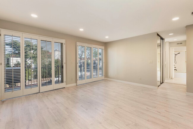 Building Photo - 369 Avenida Granada St