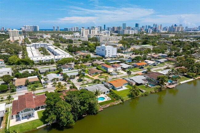 Building Photo - 21230 NE 25th Ct