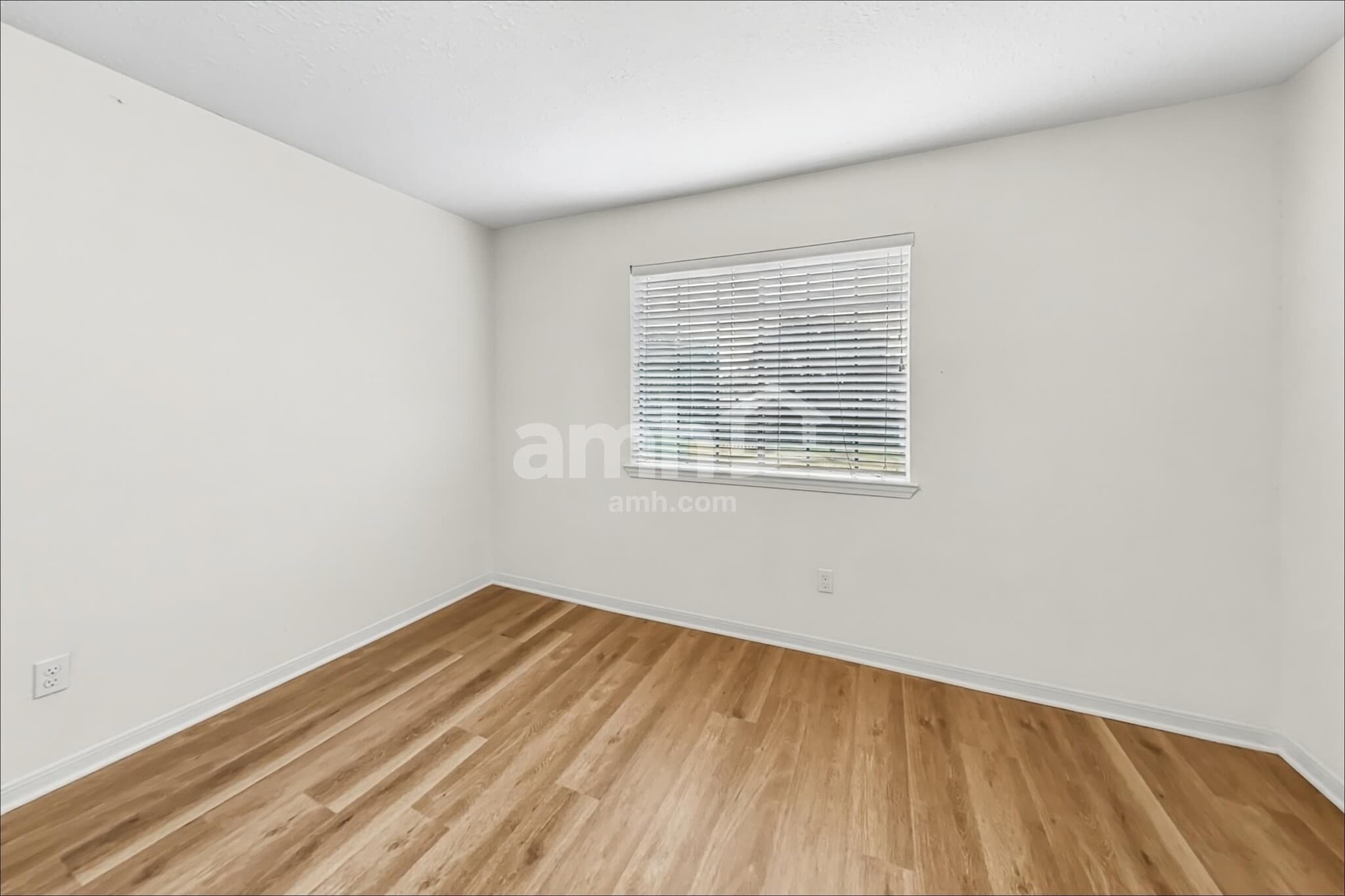 Building Photo - 10917 Spruce Dr N