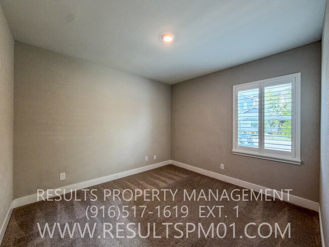 Building Photo - 587 River St