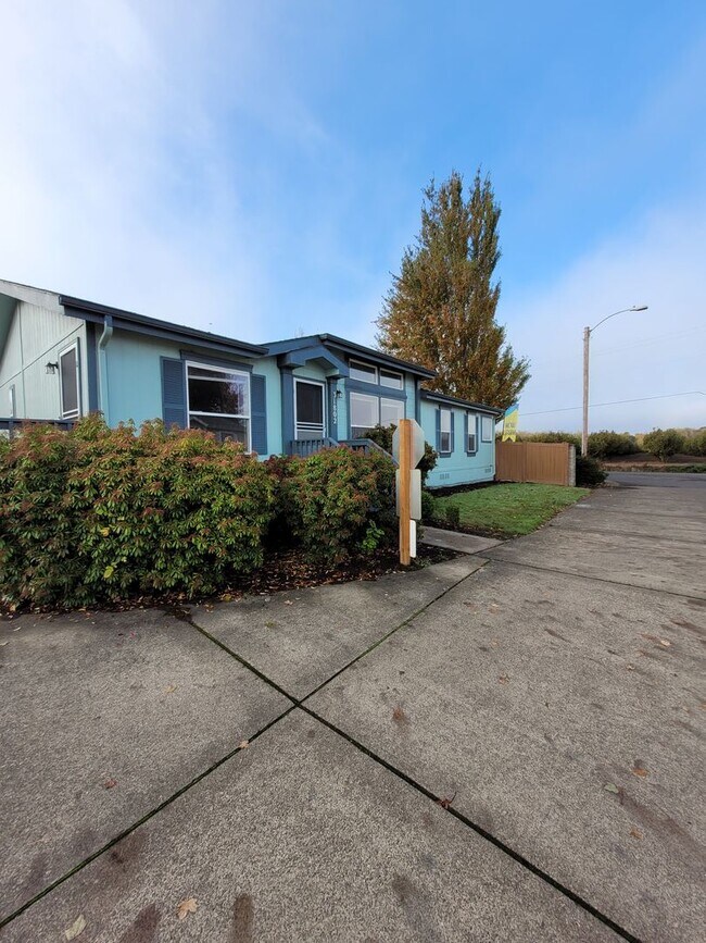 Building Photo - ***Limited Time Summer Rent Special!*** Pet Friendly 3 Bed : 2 Bath Home w/2 Car Garage & Access ...