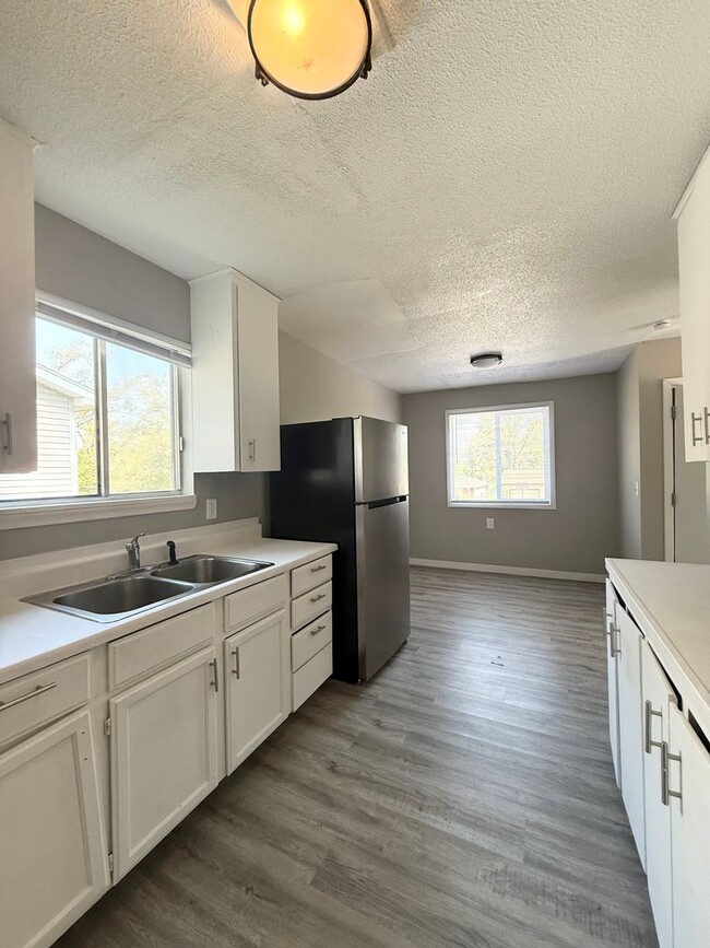 Building Photo - Spacious 3 Bed! Your Next Home Awaits!