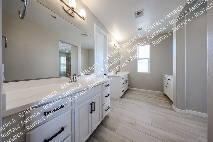 Building Photo - 1726 W Jeanine Dr