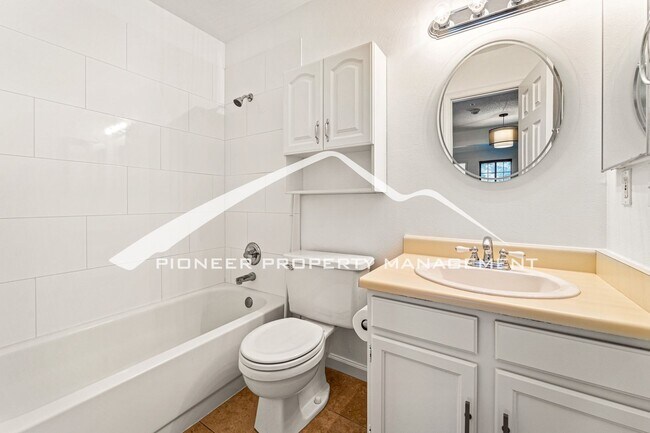 Building Photo - Gorgeous Condo with Washer/Dryer and Central AC