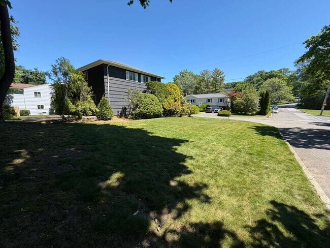 Building Photo - Spacious 4-Bedroom Home with Functional Layout, Backyard Access & Attached Garage