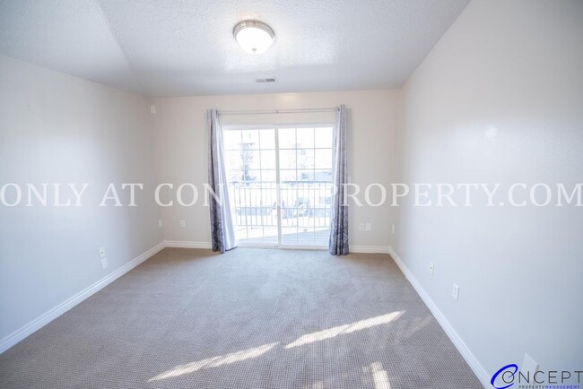 Building Photo - Beautiful 3 bedroom 2 bathroom includes a ...