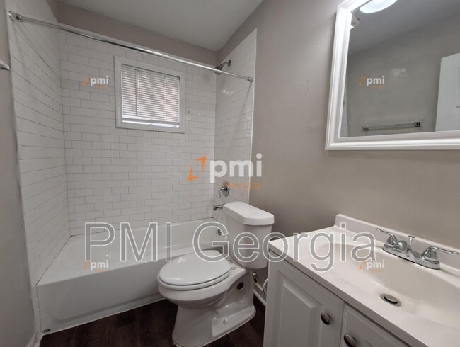 Building Photo - 217 Greenbriar Dr