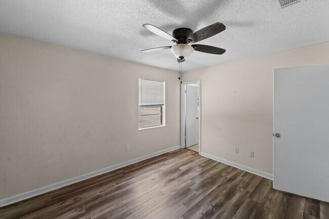 Building Photo - 234 Deerwood Dr