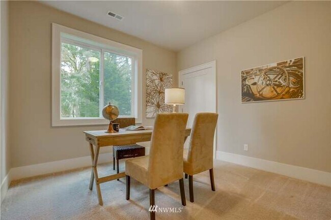 Building Photo - Beautiful 5 Bedroom 4 Bathroom Home in Lake Forest Park!