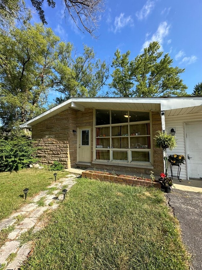 Building Photo - 3 Bedroom 1.5 Bath House in West Lafayette