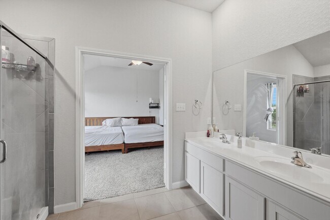 Building Photo - Bright & Airy Living Near Lackland AFB