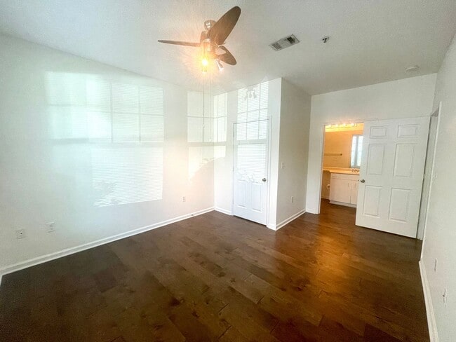 Building Photo - 2 Bedroom, 2 Bath Condo in Southampton Poi...