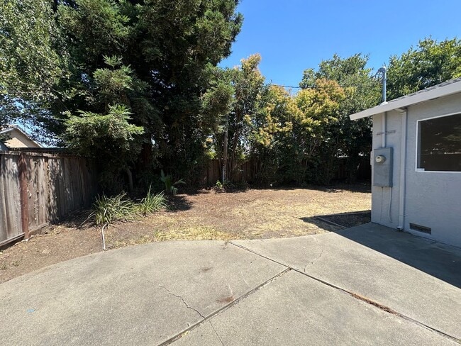 Building Photo - Fremont Home with Central A/C, Vinyl Plank...