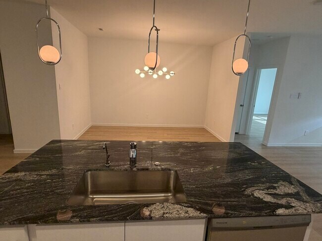 Building Photo - 523 Robin Ct