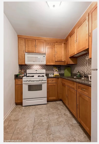 Building Photo - 1400 E 55th Pl