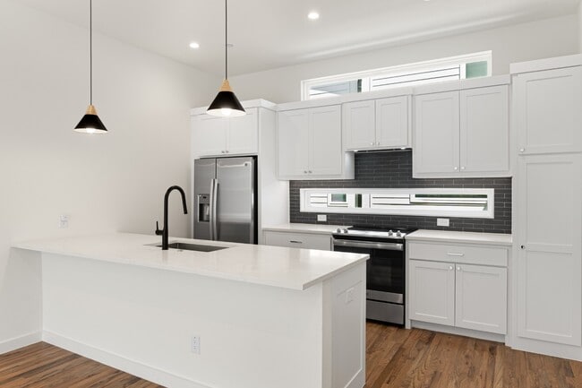 Building Photo - Newer 2 bedroom townhome in Lakewood with yard and office!