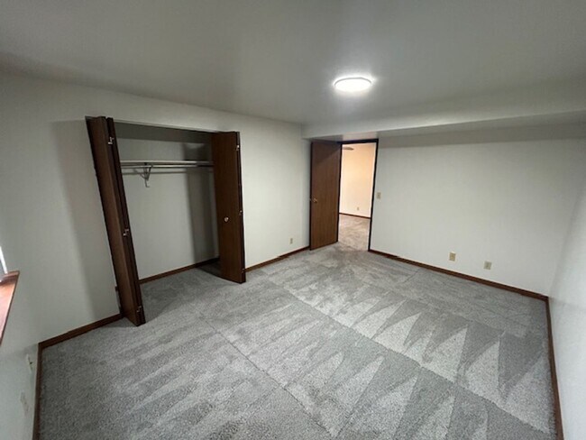 Building Photo - 1 bedroom, 1 bath with upgraded LED Lighting!