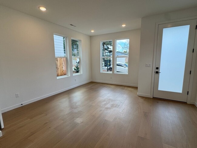 Building Photo - L0652