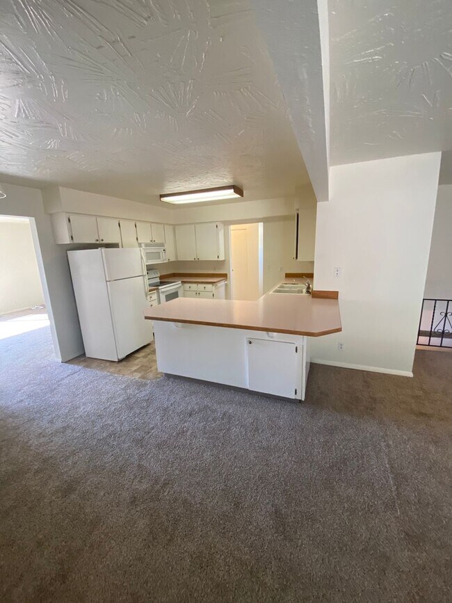 Building Photo - SINGLE FAMILY HOME ON HILLCREST (APP#72)