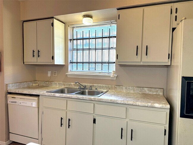 Building Photo - 3619 Kilkenny Dr