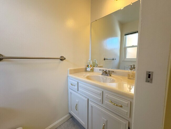 Building Photo - Beautifully Updated 3-Bedroom Townhome in ...