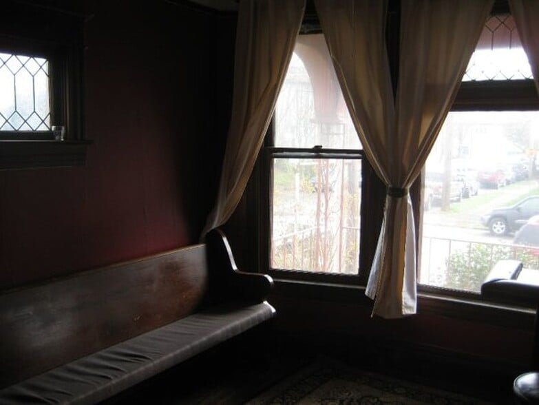 Building Photo - 109 NE Hancock St