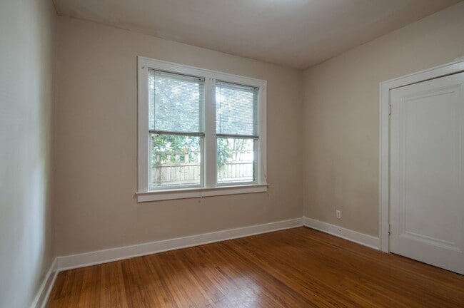 Building Photo - 402 Fairfax Ave