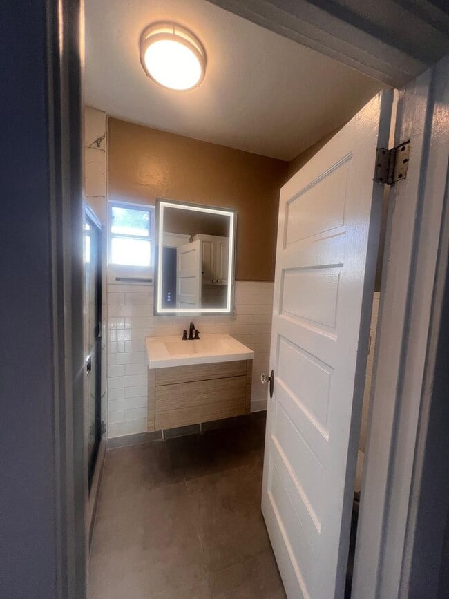 Building Photo - Beautiful 2 bedrooms 2 full baths house in Golden Hills area