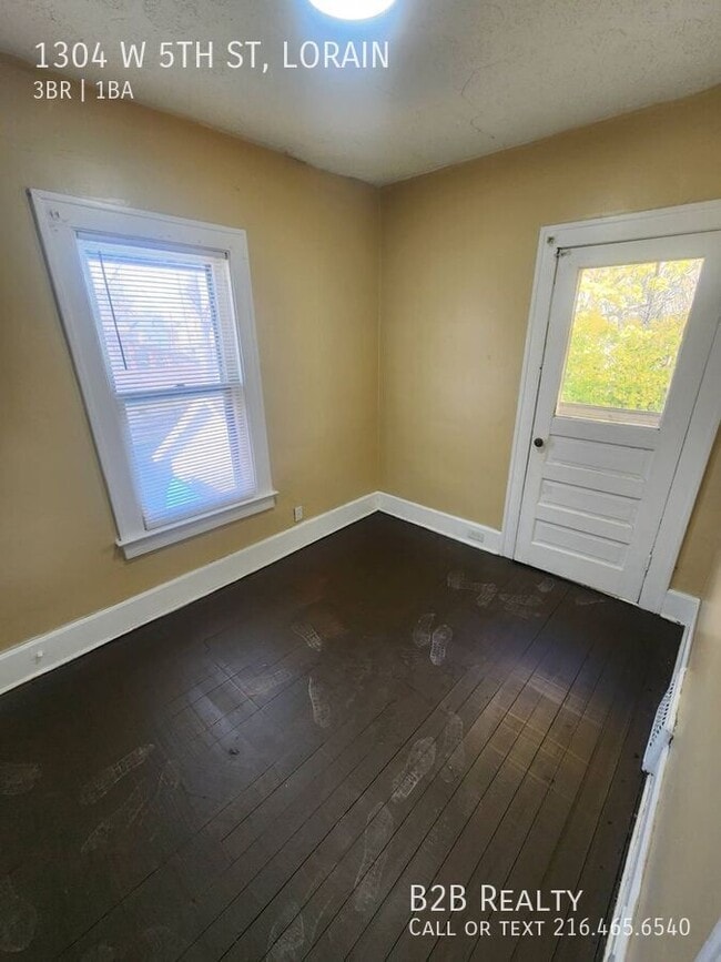 Building Photo - 1304 W 5th St